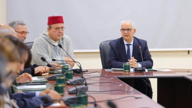 صورة الأخ نزار بركة يهنىء الأخ عبد الحافظ أدمينو لانتخابه ضمن تشكيلة المحكمة الدستورية